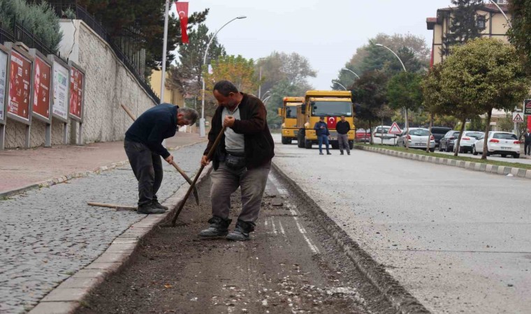 Safranboluda Sadri Artunç Caddesinde asfalt yenileme çalışmaları başladı