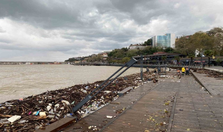 Sağanak sonrası Zonguldak sahilinde kirlilik oluştu