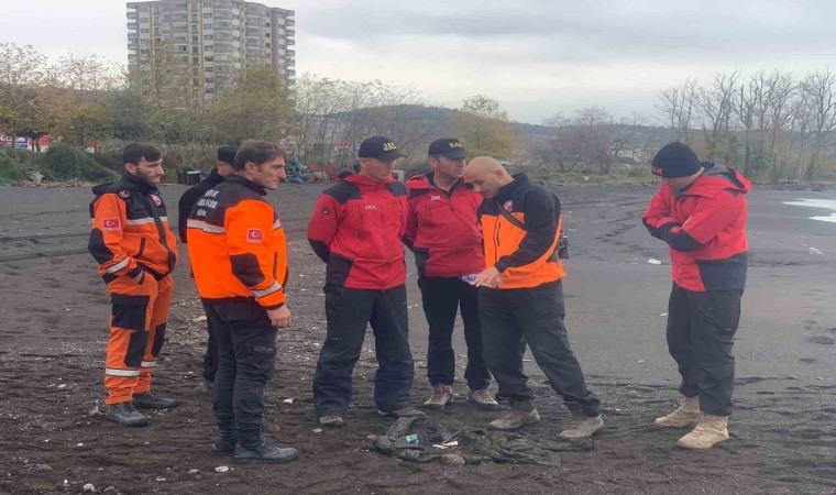 Sahilde bulunan mont ile içindeki telefon ve kalemlerin Emir Berke Aşıka ait olduğu öğrenildi