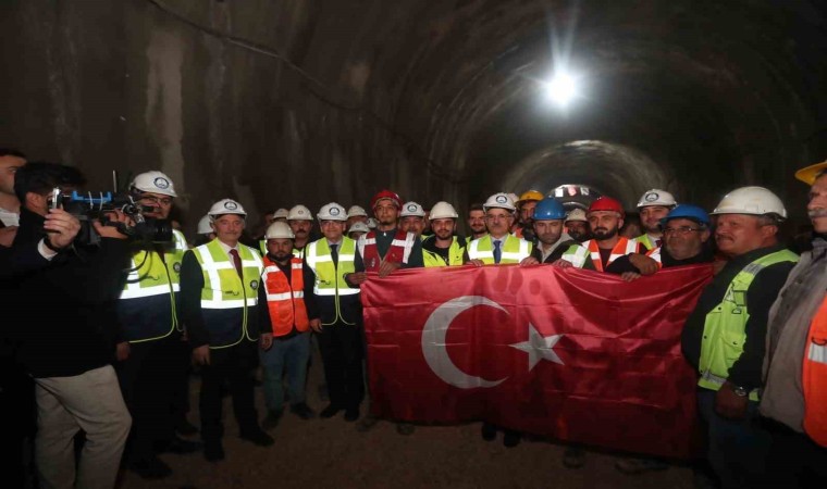 Şahinbeyde 100. Yıl Tünellerinde ilk ışık bakanlarla birlikte görüldü