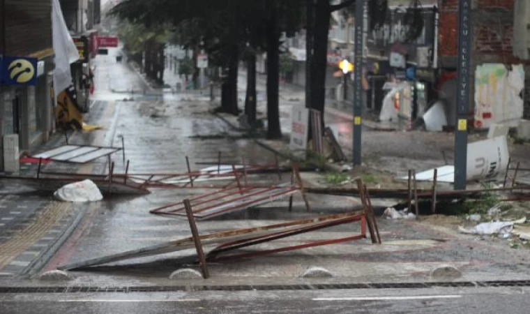 Sakarya’da fırtına; ağaçlar devrildi, çatılar uçtu