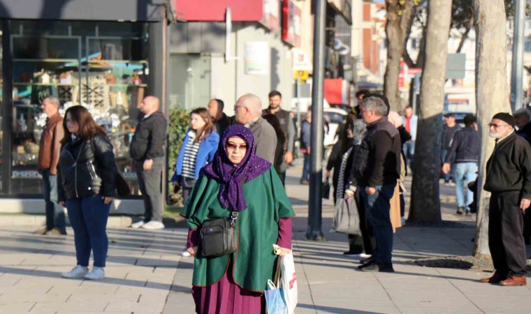 Sakaryada vatandaşlar 09.05te saygı duruşunda bulundu