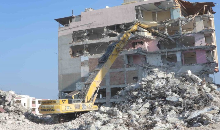 Samandağda depremden etkilenen binalar kontrollü olarak yıkılıyor