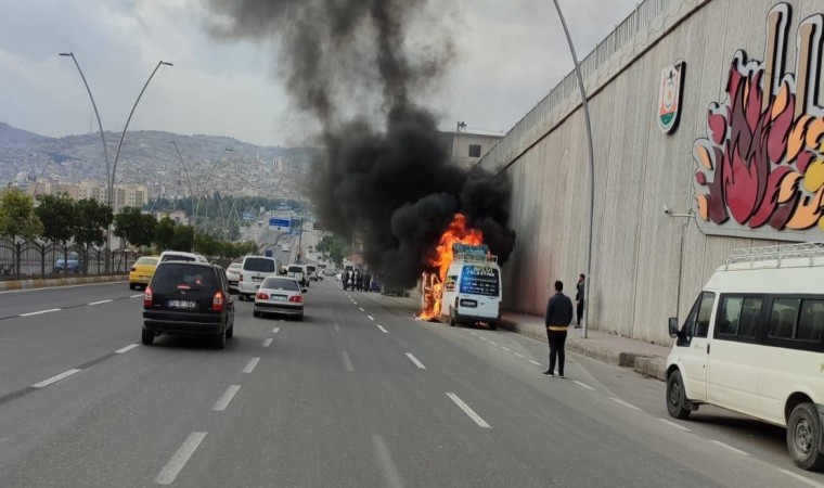 Şanlıurfada seyir halindeki minibüs alev topuna döndü: O anlar kamerada