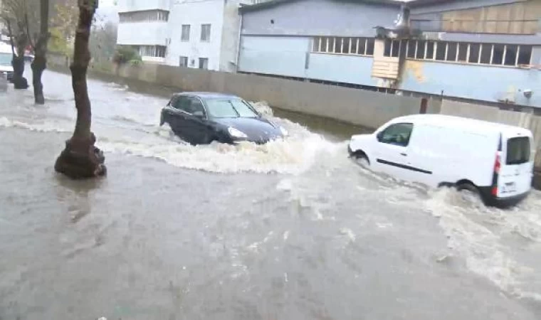 Sarıyer’de yağışın ardından caddeyi su bastı, araç mahsur kaldı-1