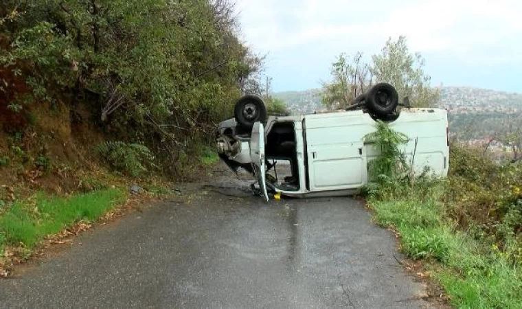 Sarıyer’de yağmurda kayan minibüs alt sokağa uçtu