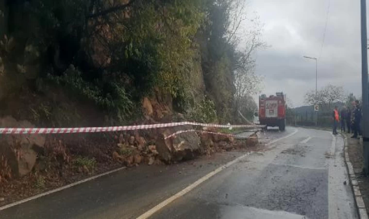 Sarıyer’de yamaçtan yola kaya parçası düştü-1