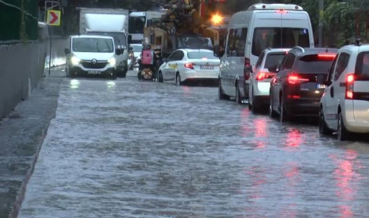 Sarıyer’de yol göle döndü; Araçlar güçlükle ilerledi