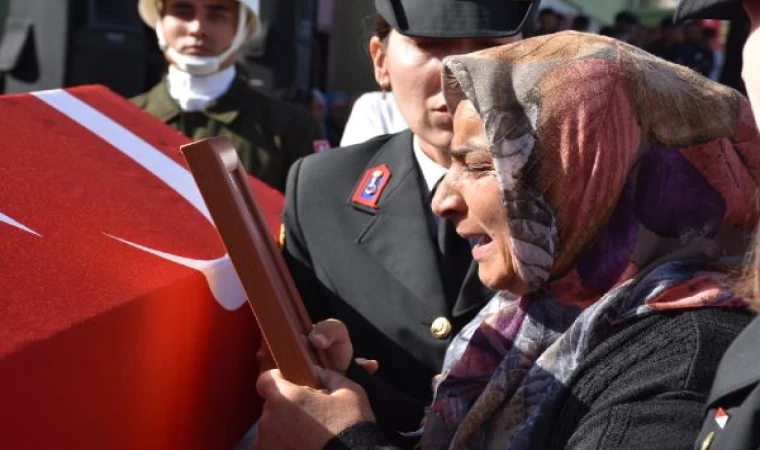 Şehit Piyade Sözleşmeli Er Özbek, son yolculuğuna uğurlandı