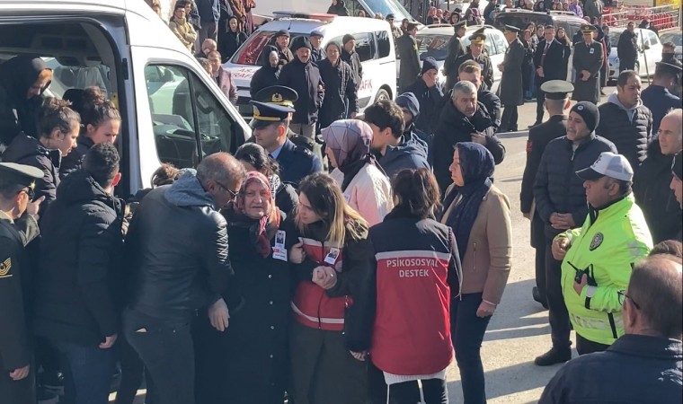 Şehit Üsteğmen Abdullah Köse yaşadığı evin karşısına defnedildi