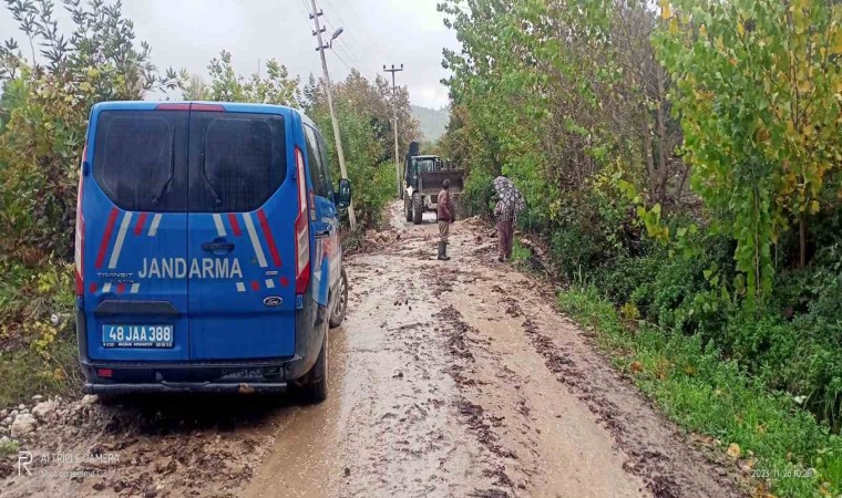 Seydikemerde dere taştı, mahsur kalan hayvanlar kurtarıldı