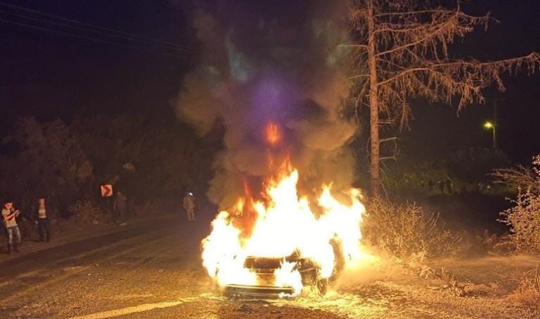 Seyir halindeki otomobil alev topuna döndü, sürücü canını zor kurtardı