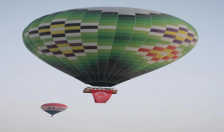 Sıcak hava balonları, Atatürk posterleri ve Türk bayraklarıyla havalandı