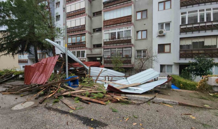 Şiddetli rüzgar ve fırtına, apartman çatılarını uçurup direkleri devirdi