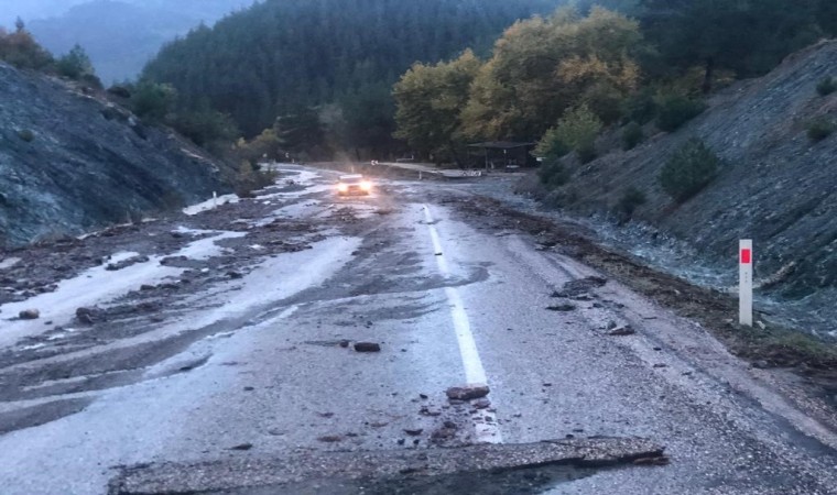 Şiddetli yağış heyelana neden oldu, yollar kapandı