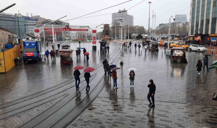 Şiddetli yağış Taksimde vatandaşlara zor anlar yaşattı