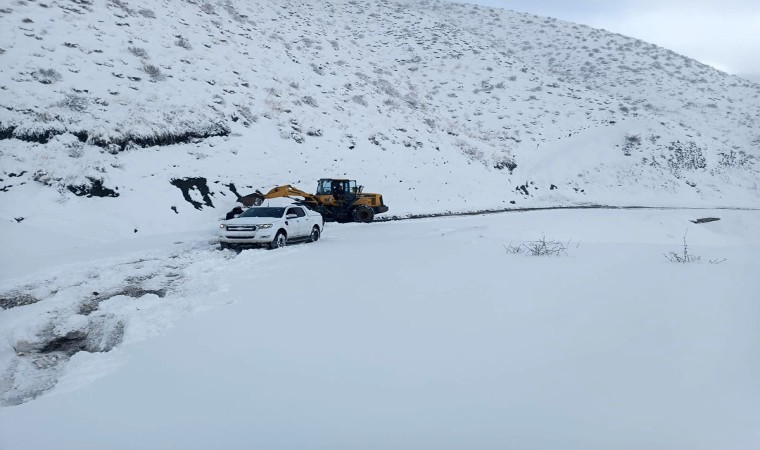 Siirtte araç sürücüleri kar nedeniyle yolda mahsur kaldı