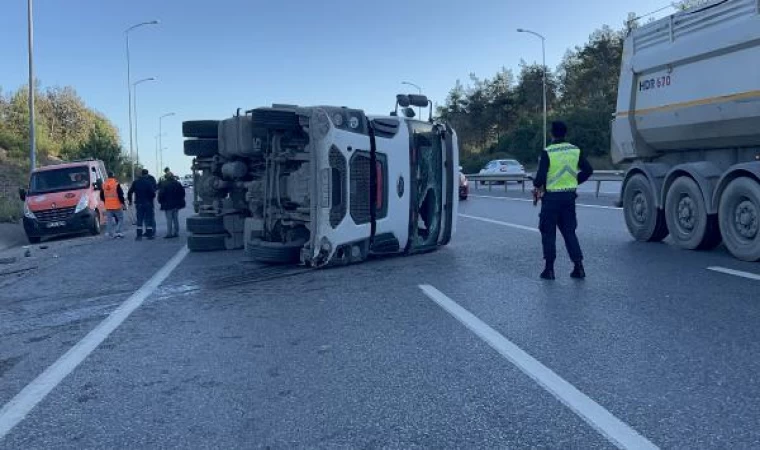 Şile Otoyolu’nda TIR otomobile çarptı: 2 yaralı 