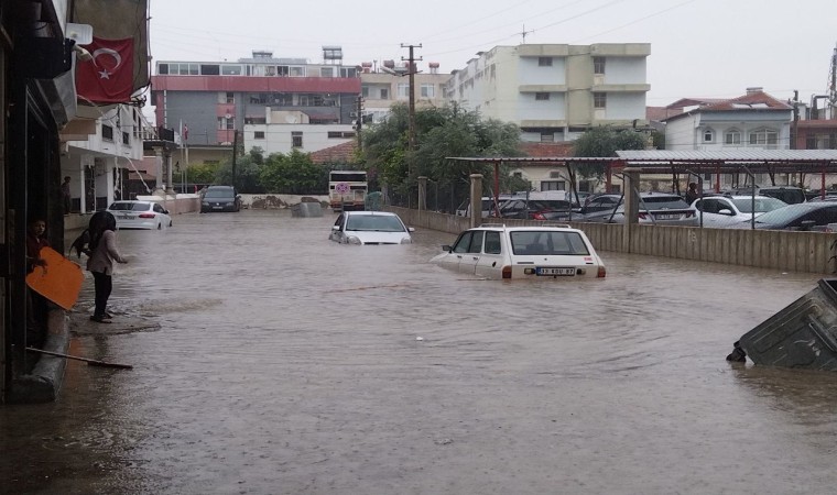 Silifkede yağış yolları göle çevirdi, araçlar suya gömüldü