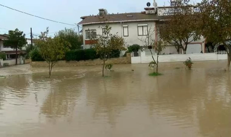 Silivri’de dere taştı; evleri su bastı  - 1