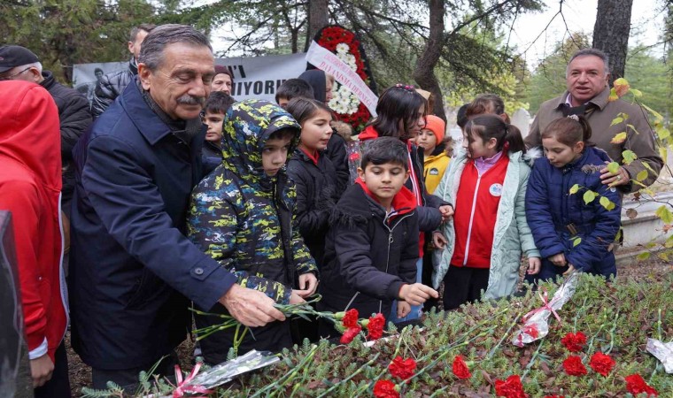 Sinan Alağaç kabri başında anıldı