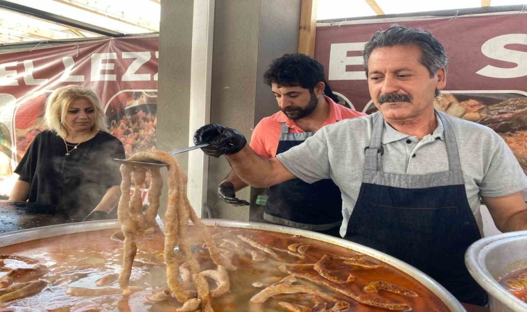 Şırdan yeme yarışmasından renkli görüntüler oluştu