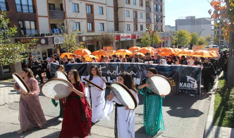 Şırnaklı kadınlardan turuncu şemsiyeli yürüyüş