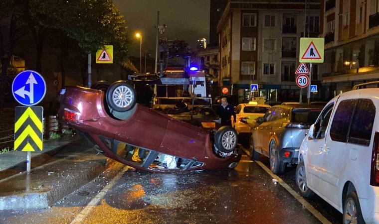 Şişlide sürücü dehşeti: Patlak lastiğe aldırış etmeden yola devam etti, refüje çıkarak takla attı