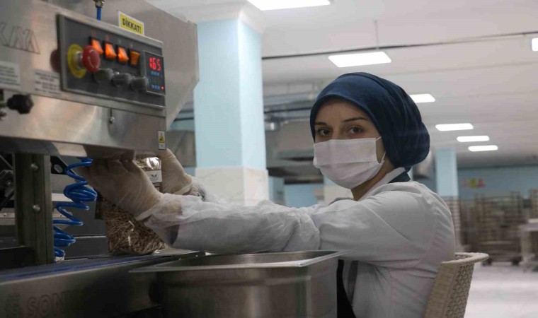 Sivasın bin 400 nüfuslu beldesinde üretilen bu ürünler tüm ülkeye dağılıyor