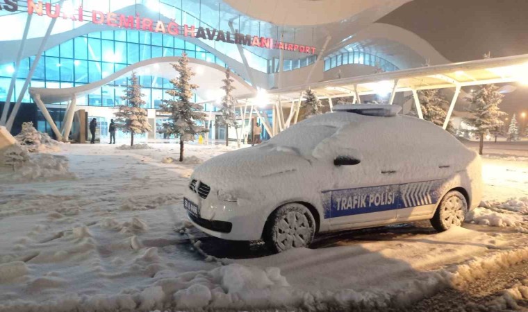 Sivasta kar hava ulaşımında iptallere neden oldu