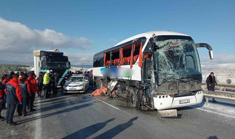 Sivasta otobüs kazası: 1 ölü 2 yaralı