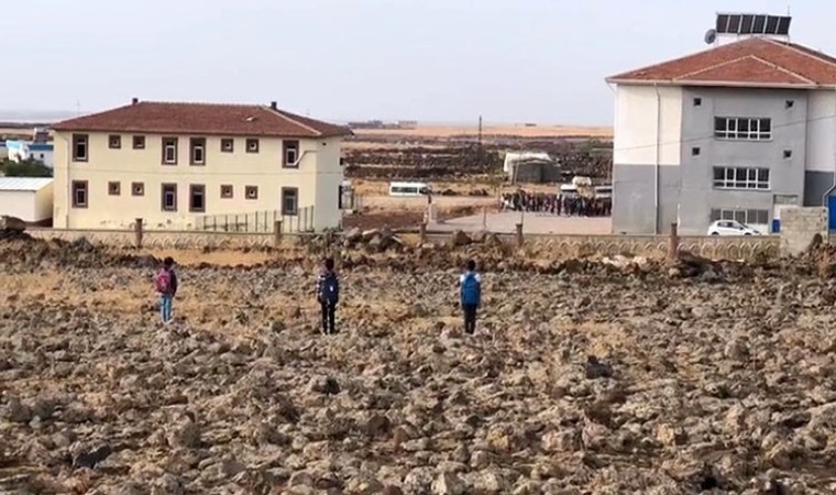 Siverekte törene geç kalan 3 öğrenci İstiklal Marşı okununca saygı duruşunda bulundu