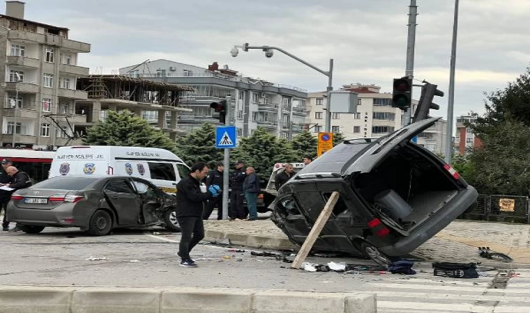 Sivil polis aracıyla hafif ticari araç çarpıştır; 2’si ağır, 4 yaralı