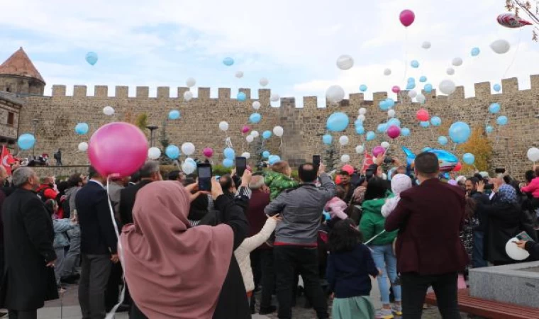 SMA hastası Eymen için gerekli para toplandı; aile ile gönüllüler balon uçurdu