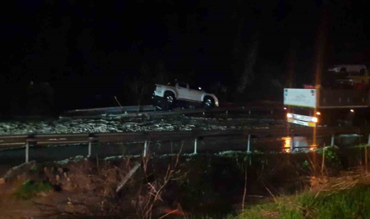 Sökede sel suları yol kapattı, iki araç yol kenarında askıda kaldı