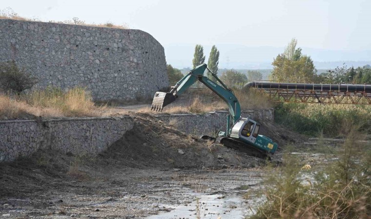 Soma Belediyesinden Bakırçayda ıslah çalışması