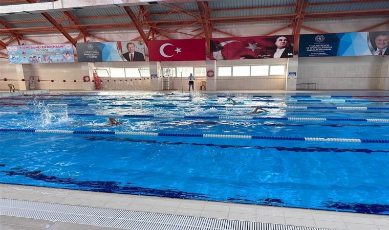 Sporcular şampiyon olmak için kulaç attı