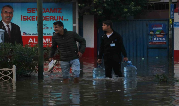 Sular altında kalan İskenderunda mahsur kalan araçlar kurtarılmayı bekliyor