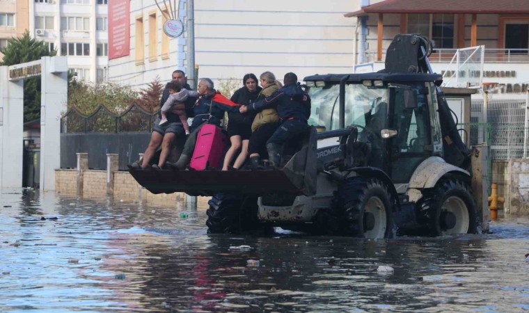 Suların kapladığı İskenderunda evlerde mahsur kalanlar, iş makineleri ve yüksek tonajlı araçlarla kurtarılıyor