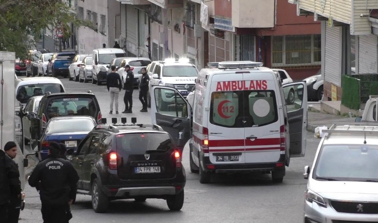 Sultangazide dehşet: Boşanmak üzere olduğu eşini evde kaçan üvey kızını sokak ortasında öldürüp intihar etti