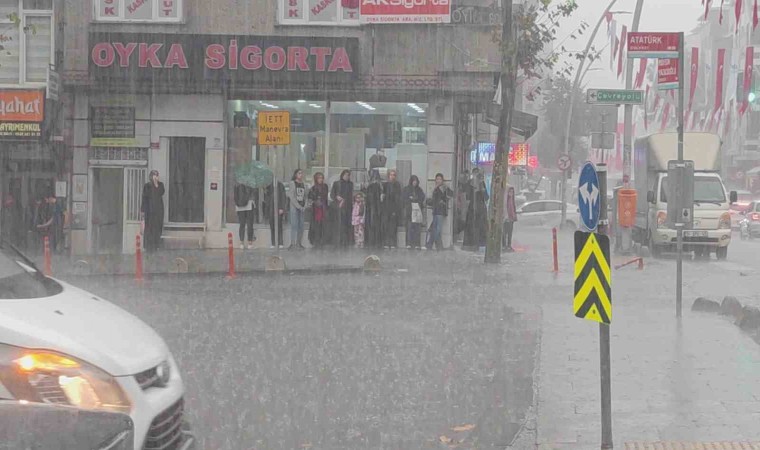 Sultangazide kısa süreli yağış etkili oldu, vatandaşlar zor anlar yaşadı