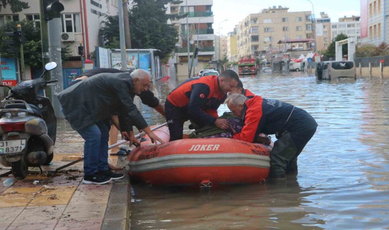 Suyun bir buçuk metreyi bulduğu İskenderun kent merkezinde, AFAD vatandaşları botla kurtarıyor