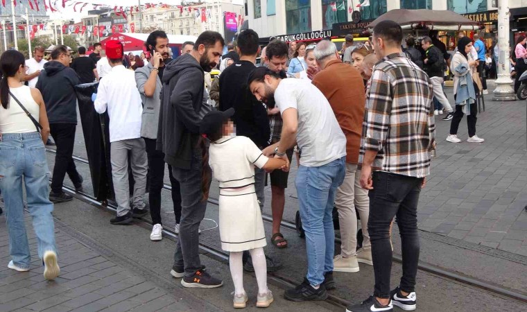 Taksimde 10 yaşındaki kız turistlerin çantasını çalarken suçüstü yakalandı