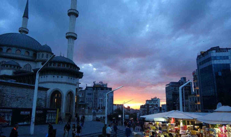 Taksimde gün batımı manzarası hayran bıraktı