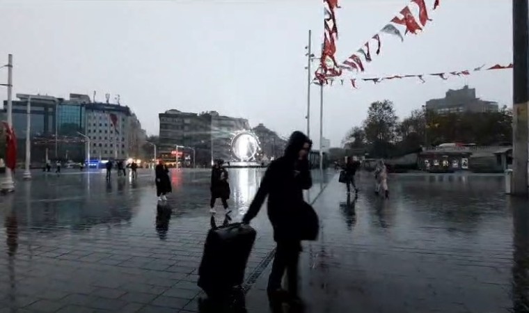 Taksimde önce hava karardı sonra sağanak yağış başladı