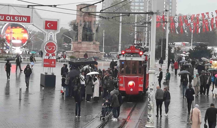 Taksimde sağanak yağış vatandaşlara zor anlar yaşattı