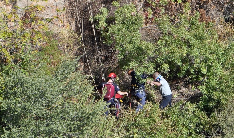 Tansiyonu düştü, 15 metrelik falezlerden düştü