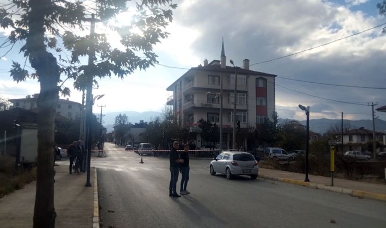 Tapulu arazimiz deyip yolu trafiğe kapattı