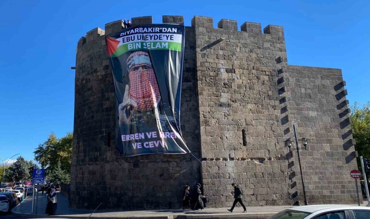 Tarihi Diyarbakır surlarına Ebu Ubeydenin dev posteri asıldı