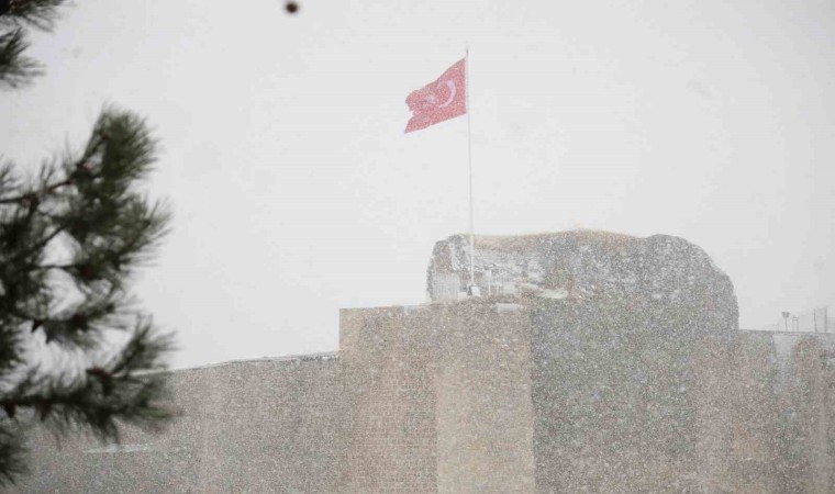 Tarihi Harput Mahallesinde kar etkisi artırdı, göz gözü görmedi